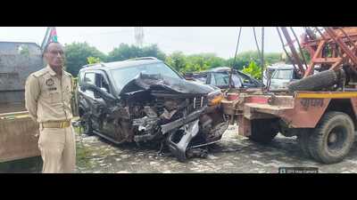 Damaged vehicles at the accident site on Agra-Lucknow Expressway in Firozabad. (HT) Damaged vehicles at the accident site on Agra-Lucknow Expressway in Firozabad. (HT)