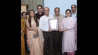 GMC Jammu, principal Dr Ashutosh Gupta (white shirt) and senior faculty members with IIRF Trophy. (HT)