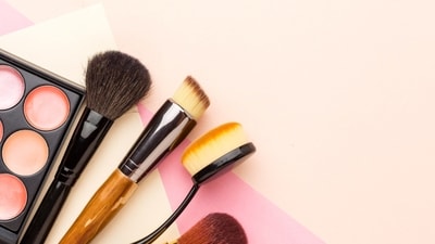 Makeup is no longer about following rules (Magnific) Makeup is no longer about following rules (Magnific)