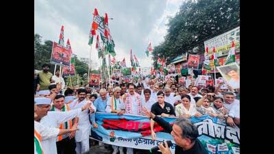 Workers marched from Kaman Sarai to Sadar Bazaar carrying placards and an effigy, while Congress leaders sought transparency in electoral-roll revision. (Sourced)