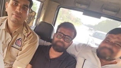 Anil Yadav and Mukesh Dhanger were pursued by the police team and arrested along with their vehicle. (X/@agrapolice) Anil Yadav and Mukesh Dhanger were pursued by the police team and arrested along with their vehicle. (X/@agrapolice)