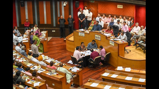 A short-notice discussion on air pollution saw councillors flag issues ranging from accumulated waste and illegal dumping of construction material to inadequate water sprinkling and enforcement against activities contributing to road dust. (Sanchit Khanna/Hindustan Times)