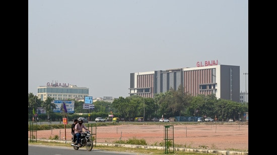 AKTU officials said that the five-member inquiry committee has asked the GL Bajaj institute on Monday evening to submit the list of students admitted to its MBA programme. (HT Photos)