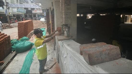 An exercise was initiated on Tuesday to strengthen the multi-storey residential building at Wazirganj by placing multiple jacks, a parallel brick pillar to provide extra support after a pillar developed cracks, forcing emergency evacuation of 25 families on Monday. (Sourced)