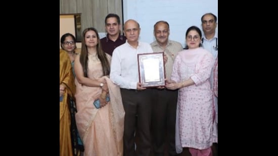 GMC Jammu, principal Dr Ashutosh Gupta (white shirt) and senior faculty members with IIRF Trophy. (HT)