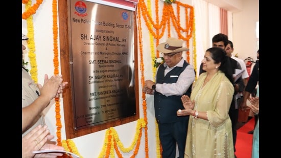 Haryana DGP Ajay Singhal inaugurated the new Sector-17/18 police station building in Gurugram, constructed at a cost of <span class='webrupee'>₹</span>4.5 crore. (HT)