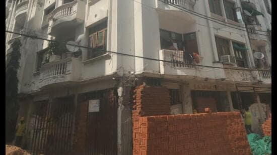 Heavy-duty jacks and parallel brick pillar deployed to temporarily stabilize the structure, aiming to give 25 evacuated families a narrow window to retrieve their belongings before demolition. (Sourced)