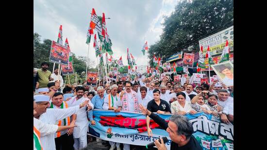 Workers marched from Kaman Sarai to Sadar Bazaar carrying placards and an effigy, while Congress leaders sought transparency in electoral-roll revision. (Sourced)