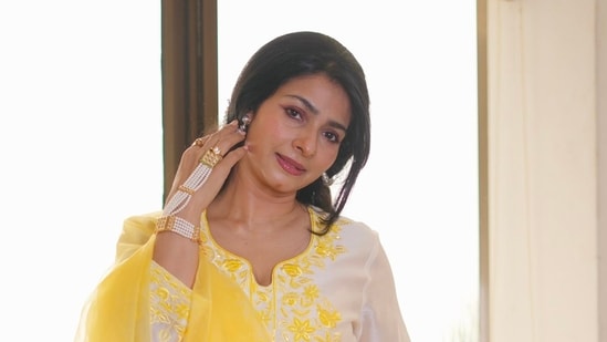 Tanishaa Mukerji slammed the MSEB for cutting off electricity supply to her house in Lonavala.