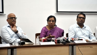 V Radha and Sadanand Date during MPSC task force meeting at Savitribai Phule Pune university. (HT Photo)