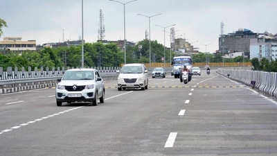 Beam crash barriers have been installed along the median and shoulders of the expressway for road safety. (Manish/File HT representative image) Beam crash barriers have been installed along the median and shoulders of the expressway for road safety. (Manish/File HT representative image)
