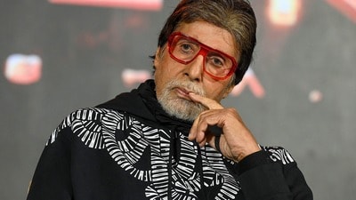 দাঁড়াতে পারছেন না, KBC ১৮-র সেটে দুর্ঘটনা! শুটিংয়ে পিছলে গিয়ে হাঁটুতে চোট অমিতাভের