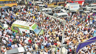 Hundreds of supporters of Pradeep Purnekar gathered outside the Kapurbawdi police station on Wednesday, demanding action against the accused. (Praful Gangurde/HT Photo)