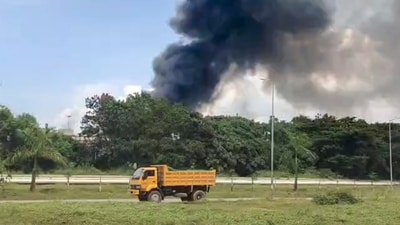 Mangaluru: Smoke erupts after a massive "explosion" occurred at the MRPL oil refinery near Jokatte, in Mangaluru, Karnataka, Wednesday, Sept. 30, 2026. (PTI) Mangaluru: Smoke erupts after a massive "explosion" occurred at the MRPL oil refinery near Jokatte, in Mangaluru, Karnataka, Wednesday, Sept. 30, 2026. (PTI)