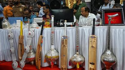 The biggest attractions at the auction were a one-kilogram gold bar, which had a reserve price of ₹1.48 crore, and a 141-gram 18-carat gold Ganesha idol with a reserve price of ₹15.65 lakh. (Raju Shinde/HT Photo) The biggest attractions at the auction were a one-kilogram gold bar, which had a reserve price of ₹1.48 crore, and a 141-gram 18-carat gold Ganesha idol with a reserve price of ₹15.65 lakh. (Raju Shinde/HT Photo)