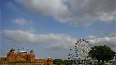 The minimum temperature at Safdarjung was 22.4°C on Wednesday, 0.9°C below normal, but more than 1°C higher than Tuesday’s 21°C. (HT File Photo/Sanjeev Verma) The minimum temperature at Safdarjung was 22.4°C on Wednesday, 0.9°C below normal, but more than 1°C higher than Tuesday’s 21°C. (HT File Photo/Sanjeev Verma)