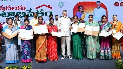 పేదలకు పట్టాభిషేకం కార్యక్రమం పేదలకు పట్టాభిషేకం కార్యక్రమం