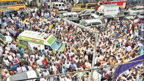 Hundreds of supporters of Pradeep Purnekar gathered outside the Kapurbawdi police station on Wednesday, demanding action against the accused. (Praful Gangurde/HT Photo)