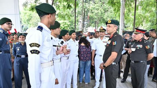 NCC Director General Lt Gen Virendra Vats reviewed NCC activities during his visit to Pune on Wednesday and said lack of dedicated training facilities makes it difficult to provide training to cadets. (HT)