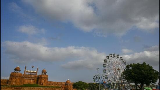 The minimum temperature at Safdarjung was 22.4°C on Wednesday, 0.9°C below normal, but more than 1°C higher than Tuesday’s 21°C. (HT File Photo/Sanjeev Verma)