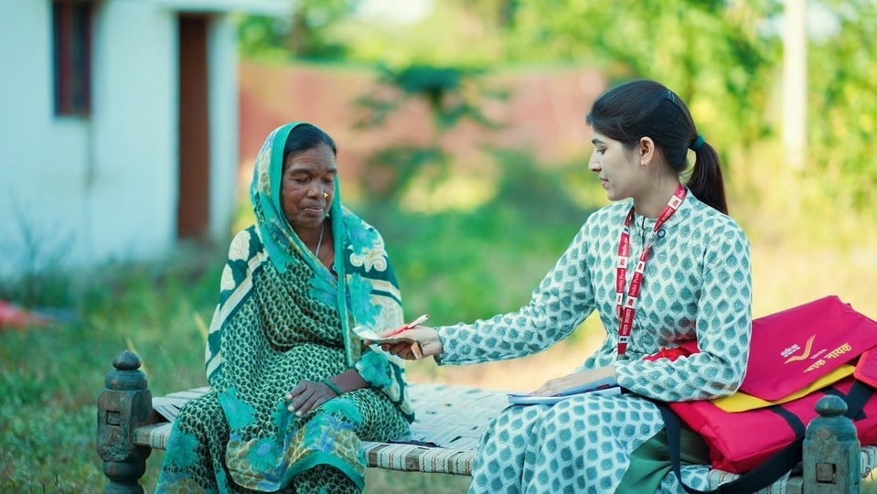 তৃতীয় ত্রৈমাসিকে পোস্ট অফিসের সেভিংস স্কিমের সুদের হার অপরিবর্তিত রাখা হল। (ছবিটি প্রতীকী, সৌজন্যে Indian Post)