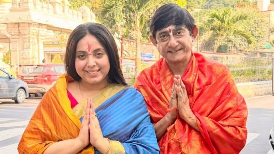 দুই সন্তানকে বাড়িতে রেখে ঝটিকা সফরে কাঞ্চন-শ্রীময়ী