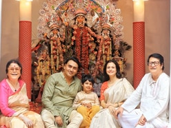 নেই বলিপ্রথা! ষষ্ঠী টু নবমী নিরামিষ তবে দশমীতে মেটে-চচ্চড়ি মাস্ট, মল্লিক বাড়ির পুজোর বিশেষত্ব জানেন?