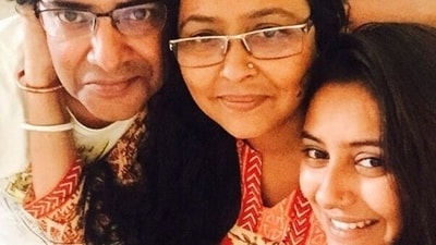 The late actor Pratyusha Banerjee (extreme right) with her parents The late actor Pratyusha Banerjee (extreme right) with her parents