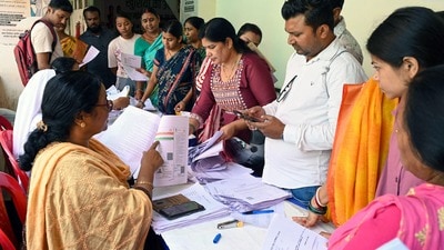 এই শিবিরের মূল উদ্দেশ্য, সরকারি বিভিন্ন প্রকল্পের সুবিধা পেতে সাধারণ মানুষকে যাতে দফতরের দরজায় বার বার ঘুরতে না হয়, সেই ব্যবস্থা করা। (Somnath Sen) এই শিবিরের মূল উদ্দেশ্য, সরকারি বিভিন্ন প্রকল্পের সুবিধা পেতে সাধারণ মানুষকে যাতে দফতরের দরজায় বার বার ঘুরতে না হয়, সেই ব্যবস্থা করা। (Somnath Sen)