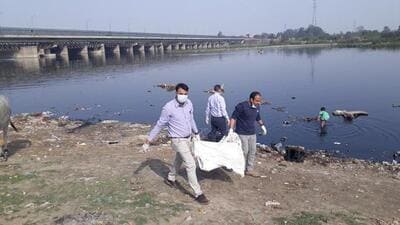 Encouraging students, teachers and social organisations to register, Gupta said thousands of students from 30 DU colleges will pledge for the cleanliness and conservation of the Yamuna on October 18. Encouraging students, teachers and social organisations to register, Gupta said thousands of students from 30 DU colleges will pledge for the cleanliness and conservation of the Yamuna on October 18.