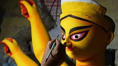 বুধবার (২ অক্টোবর) মহালয়া পড়েছে। আর মহালয়ার দিনে কলকাতা-সহ পশ্চিমবঙ্গে ব্যাঙ্ক বন্ধ থাকবে। আর এবার যেদিন মহালয়া পড়েছে, সেদিনই গান্ধী জয়ন্তী। ফলে পশ্চিমবঙ্গ তো বটেই, দেশের সর্বত্র ব্যাঙ্ক বন্ধ থাকছে বুধবার। রিজার্ভ ব্যাঙ্ক অফ ইন্ডিয়ার (আরবিআই) তরফে জানানো হয়েছে যে দেশের কোথাও বুধবার ব্যাঙ্ক খোলা থাকবে না। (ছবি সৌজন্যে এএফপি) বুধবার (২ অক্টোবর) মহালয়া পড়েছে। আর মহালয়ার দিনে কলকাতা-সহ পশ্চিমবঙ্গে ব্যাঙ্ক বন্ধ থাকবে। আর এবার যেদিন মহালয়া পড়েছে, সেদিনই গান্ধী জয়ন্তী। ফলে পশ্চিমবঙ্গ তো বটেই, দেশের সর্বত্র ব্যাঙ্ক বন্ধ থাকছে বুধবার। রিজার্ভ ব্যাঙ্ক অফ ইন্ডিয়ার (আরবিআই) তরফে জানানো হয়েছে যে দেশের কোথাও বুধবার ব্যাঙ্ক খোলা থাকবে না। (ছবি সৌজন্যে এএফপি)