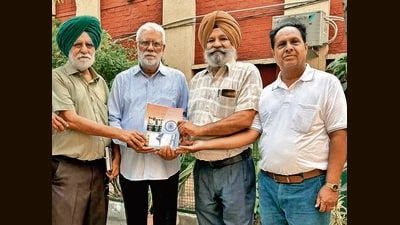 Jatinder Pannu (second from left) and others after the book launch ceremony in Ludhiana on Thursday. (Manish/HT) Jatinder Pannu (second from left) and others after the book launch ceremony in Ludhiana on Thursday. (Manish/HT)