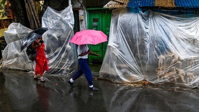 দক্ষিণবঙ্গের উপকূল ঘেঁষা এলাকায় এই নিম্নচাপের প্রভাব তুলনামূলক বেশি পড়তে পারে। (PTI) দক্ষিণবঙ্গের উপকূল ঘেঁষা এলাকায় এই নিম্নচাপের প্রভাব তুলনামূলক বেশি পড়তে পারে। (PTI)