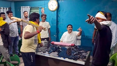 অনুব্রতের সামনে থাকা কাচের টেবিলও ভেঙে দেওয়া হয় বলে অভিযোগ। (PTI) অনুব্রতের সামনে থাকা কাচের টেবিলও ভেঙে দেওয়া হয় বলে অভিযোগ। (PTI)