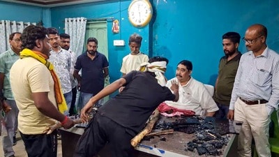 অনুব্রতের সামনেই ভাঙচুর চালানোর অভিযোগ উঠেছিল তিন যুবকের বিরুদ্ধে। (PTI) অনুব্রতের সামনেই ভাঙচুর চালানোর অভিযোগ উঠেছিল তিন যুবকের বিরুদ্ধে। (PTI)