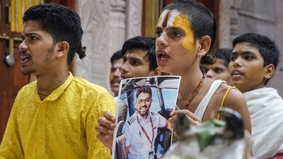 ভারতের গর্ব ক্যাপ্টেন স্মিত মচ্ছরের আরোগ্য কামনায় বারাণসীতে প্রার্থনা। (ছবি সৌজন্যে পিটিআই) ভারতের গর্ব ক্যাপ্টেন স্মিত মচ্ছরের আরোগ্য কামনায় বারাণসীতে প্রার্থনা। (ছবি সৌজন্যে পিটিআই)