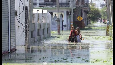 Residents wade through waist-deep water in the Mama Colony-Daudnagar area of Faizullaganj following a rise in Gomti river's level after days of incessant rainfall in Lucknow. (Deepak Gupta/HT Photo) Residents wade through waist-deep water in the Mama Colony-Daudnagar area of Faizullaganj following a rise in Gomti river's level after days of incessant rainfall in Lucknow. (Deepak Gupta/HT Photo)