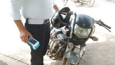Traffic police officials said the motorcycle did not have a front registration number plate, which the owner had failed to install despite repeated fines. (HT Photo) Traffic police officials said the motorcycle did not have a front registration number plate, which the owner had failed to install despite repeated fines. (HT Photo)