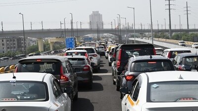 Another commuter said the stretch from Mayur Vihar towards Ashram had been temporarily closed during peak hours. (Hindustan Times) Another commuter said the stretch from Mayur Vihar towards Ashram had been temporarily closed during peak hours. (Hindustan Times)
