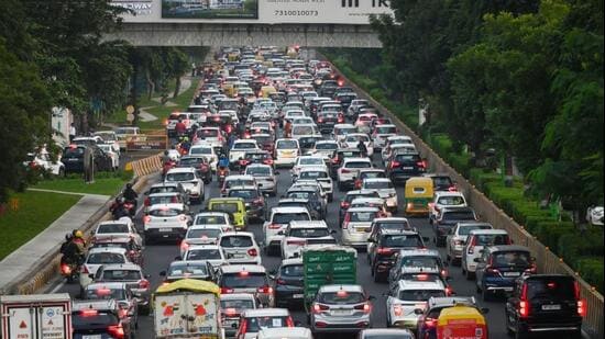 Experts said emergency vehicles will be fitted with sensors that can communicate with traffic signals as they approach a junction (HT Archive)