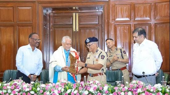 IPS officer K P Raghuvanshi was honoured at the hands of DGP Sadanand Date for his fight against Maoism in the Gadchiroli belt