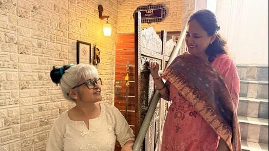 Neighbours Payal and Ruchi tactfully admire each other’s doorway, agreeing to pose beside one for a portrait. (HT Photo)
