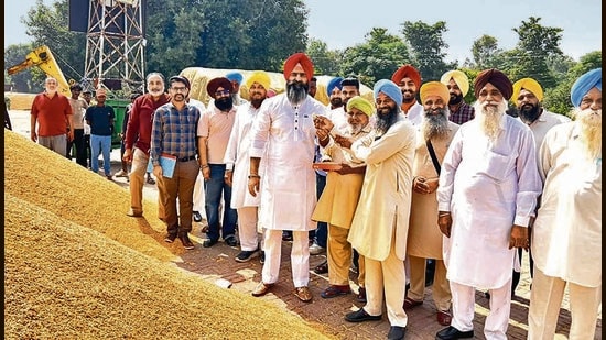 Pungrain Chairman Tejpal Singh Gill inaugurate the Government procurement of paddy at the Sudhar mandi, in Ludhiana (HT Photo)
