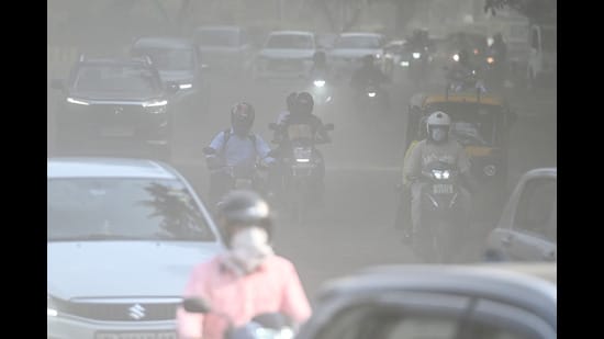The CPCB identified PM10 (particulate matter having a diameter of 10 microns or less) as the prominent pollutant in the city. (Sanchit Khanna/Hindustan Times)