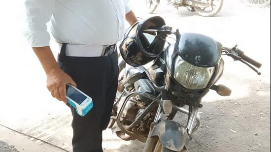 Traffic police officials said the motorcycle did not have a front registration number plate, which the owner had failed to install despite repeated fines. (HT Photo)