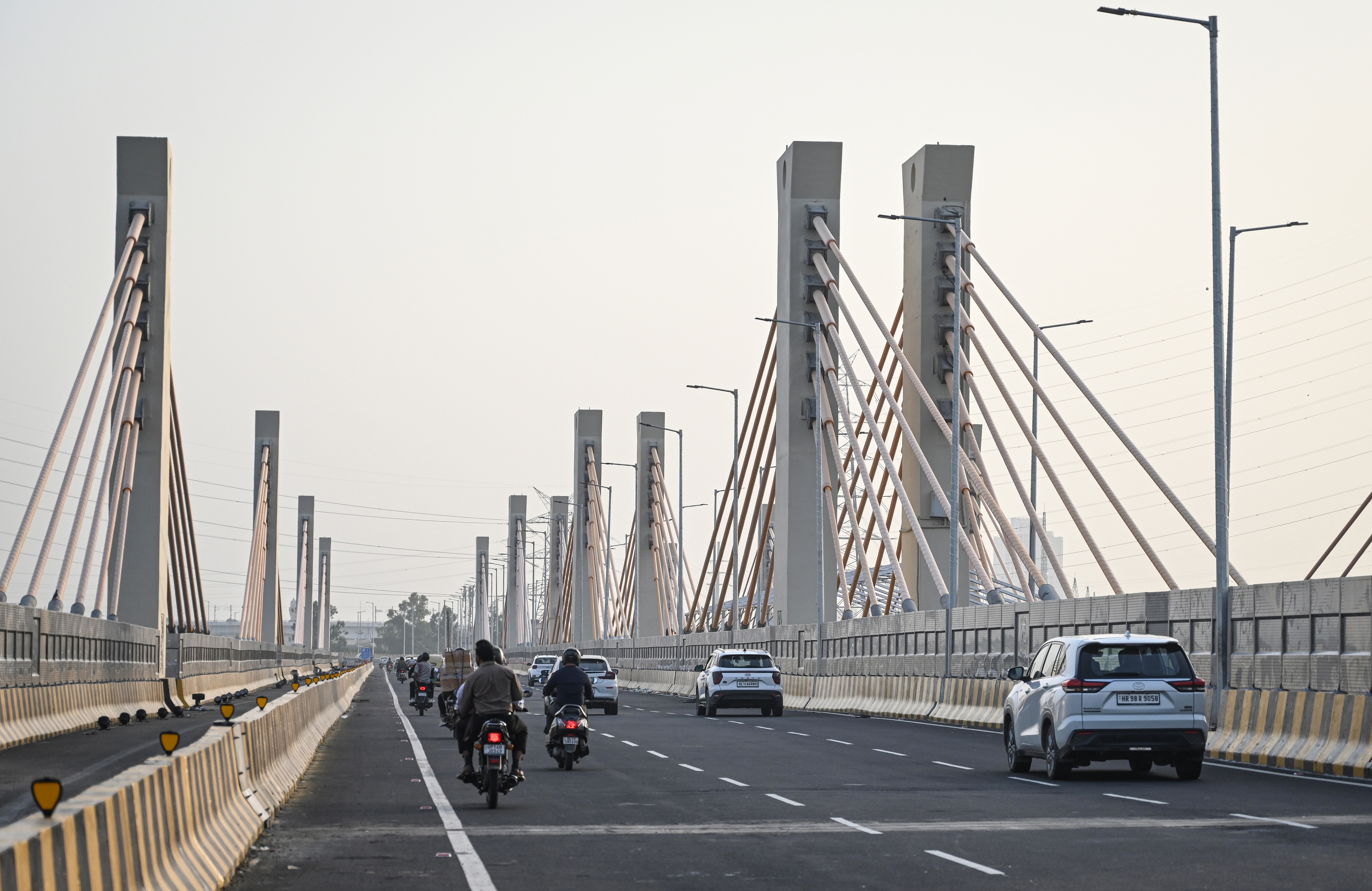 A view of the Barapullah Road flyover connecting Mayur Vihar towards Sarai Kale Khan, in New Delhi. (Sonu Mehta / Hindustan Times)