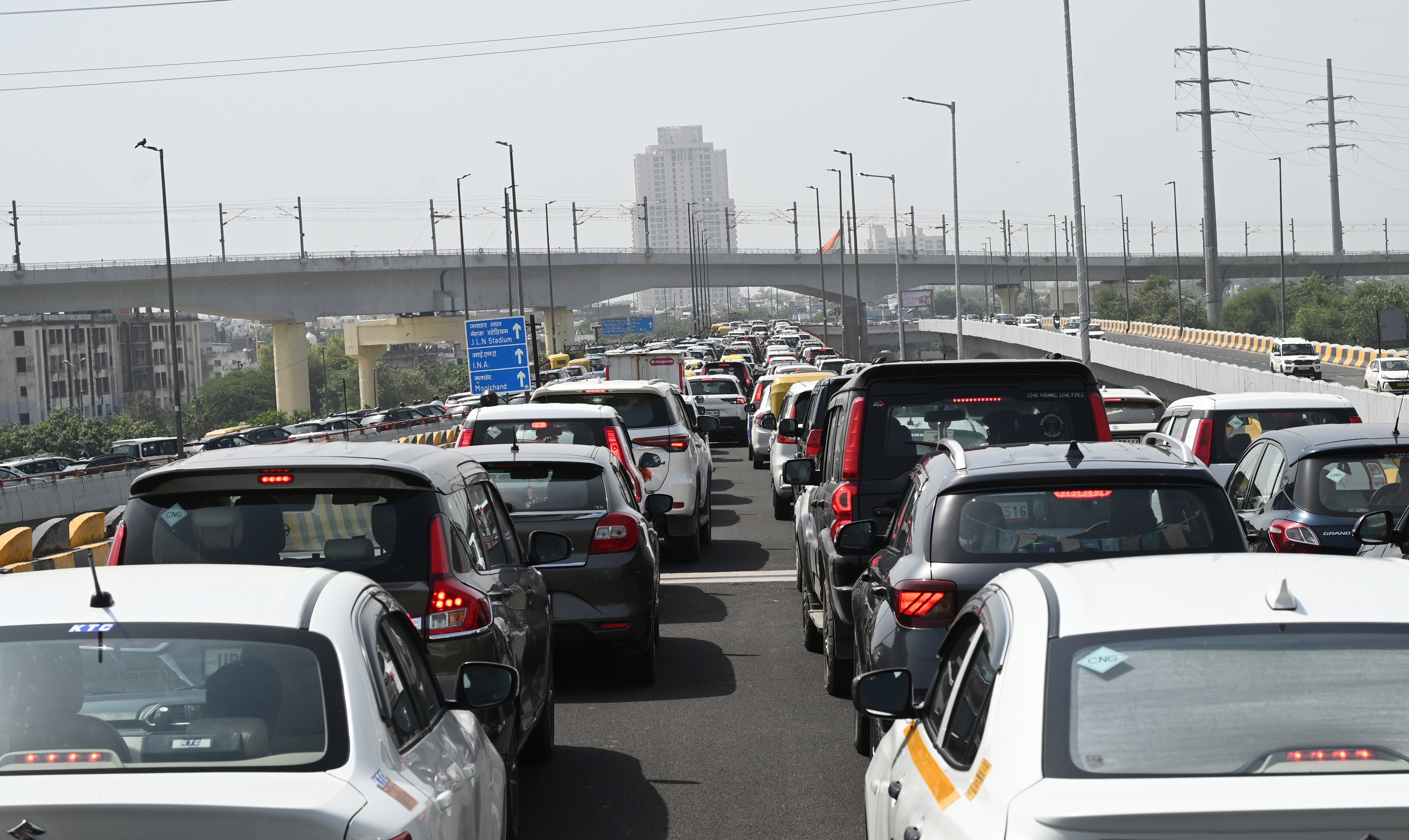 New Delhi, India-Oct 01, 2026: Due to heavy traffic in barapullah phase 3 Mayur vihar phase 1 road closed for barapullah flyover in New Delhi, India on Thursday, October 01, 2026. (Photo by::::  Hindustan)