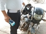 Traffic police officials said the motorcycle did not have a front registration number plate, which the owner had failed to install despite repeated fines. (HT Photo)