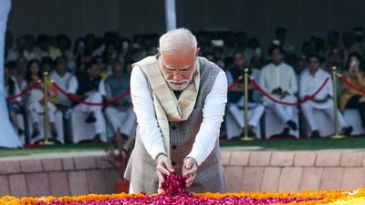 ইডেনের মাঠে প্রধানমন্ত্রীর গাড়িতে করে ঘোরার কর্মসূচিও রাখা হয়েছিল। (Narendra Modi Photo Gallery) ইডেনের মাঠে প্রধানমন্ত্রীর গাড়িতে করে ঘোরার কর্মসূচিও রাখা হয়েছিল। (Narendra Modi Photo Gallery)