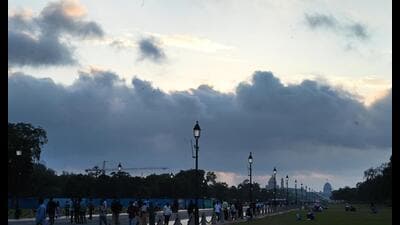 Delhi on Friday recorded a minimum temperature of 23.2°C (Arvind Yadav/HT)